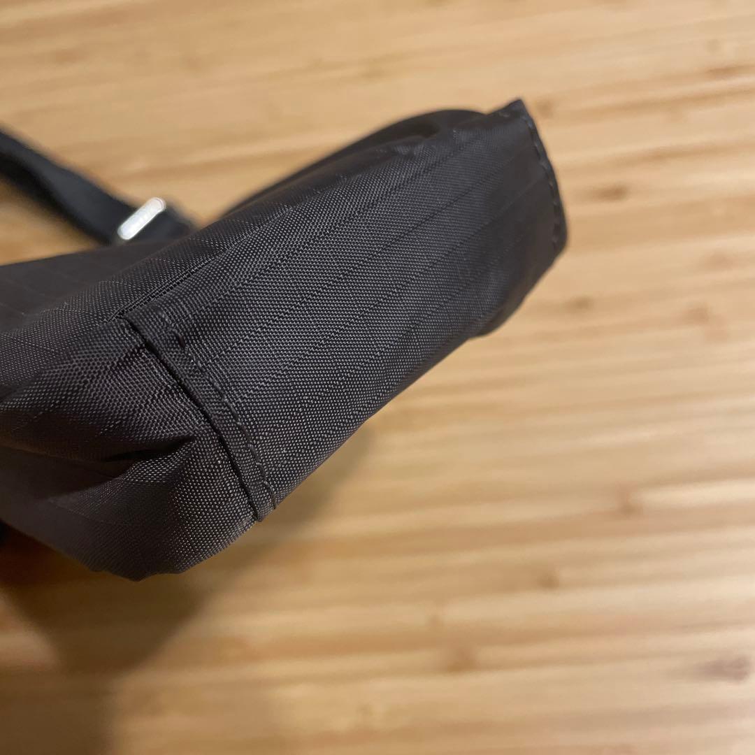 LE SPORTSAC familiar スマホショルダーバッグ ブラック