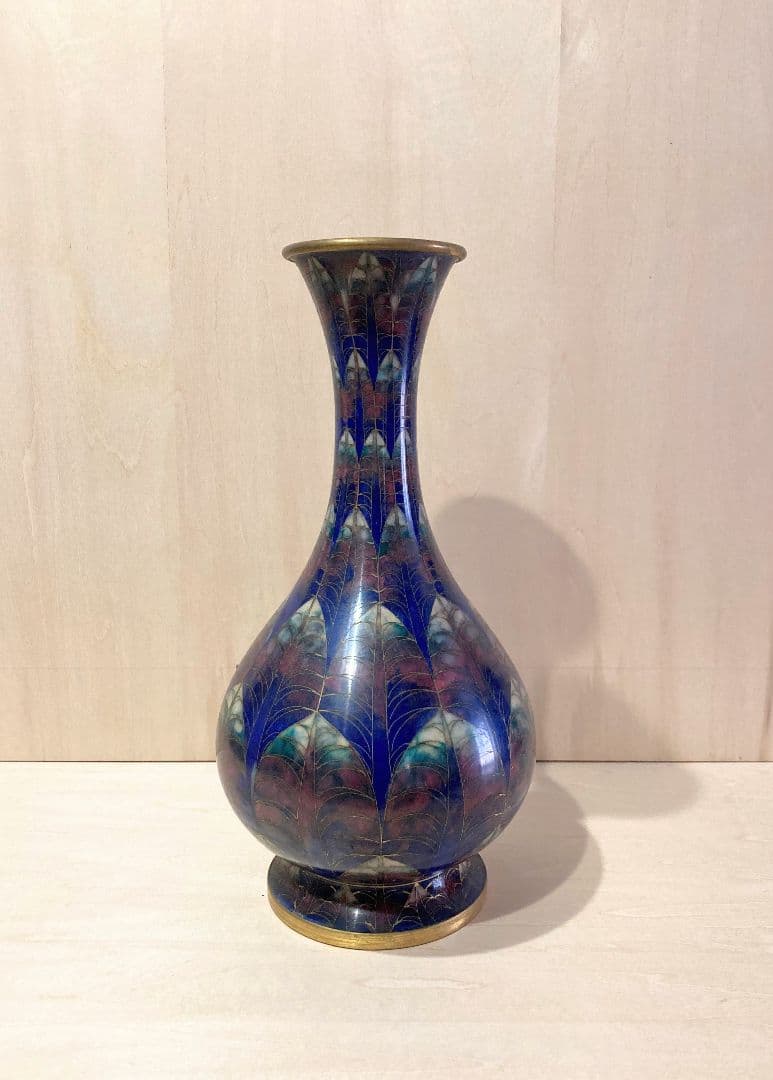 七宝の壺花瓶 ●品のある落ち着いた色彩の絵付け 高さ３１．５cm ●