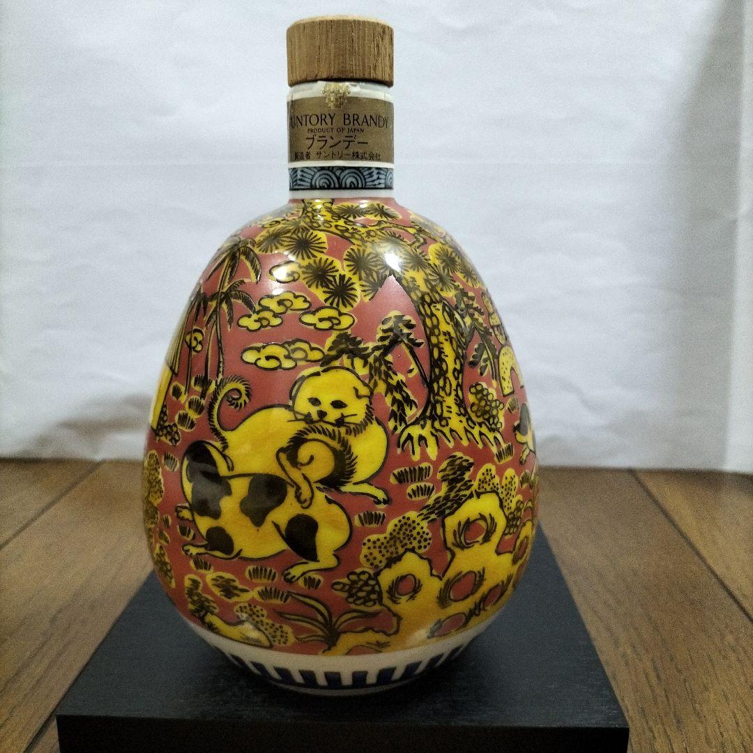 空き瓶　サントリーブランデー【九谷焼 蕪型紅地黄彩犬遊文】木箱、台座、巾着袋付き