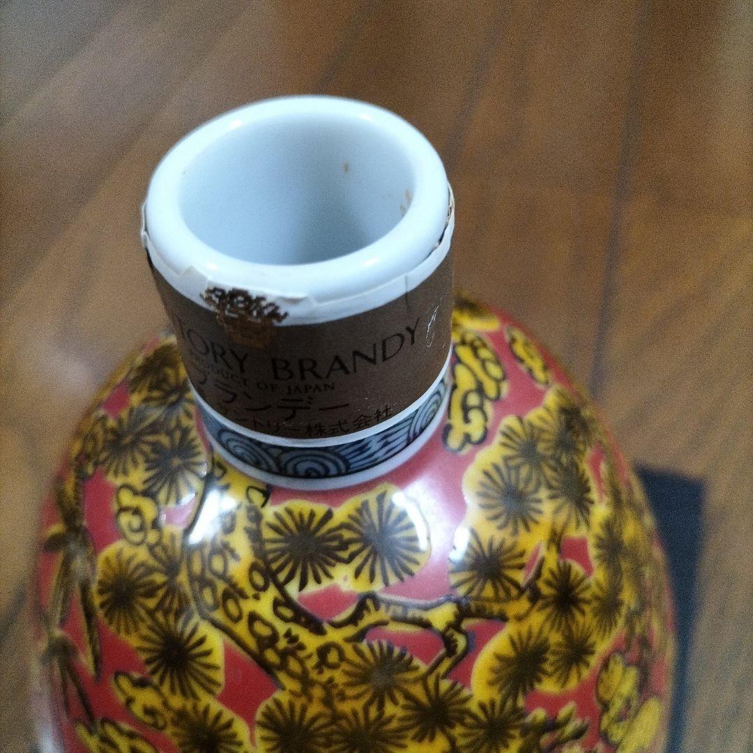 空き瓶　サントリーブランデー【九谷焼 蕪型紅地黄彩犬遊文】木箱、台座、巾着袋付き