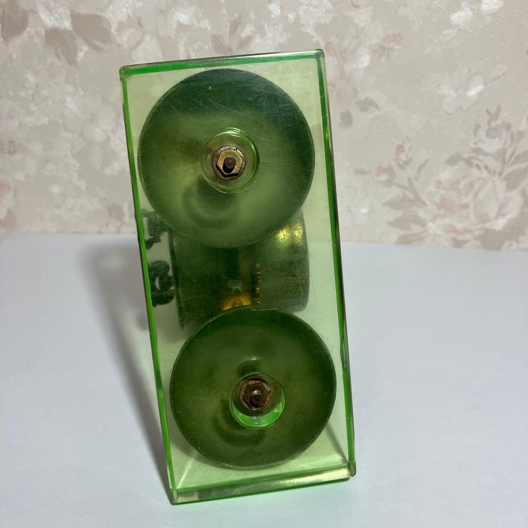 「精工舎」の大正時代のネジ巻き両鈴目覚時計 （硝子台はウランガラス）