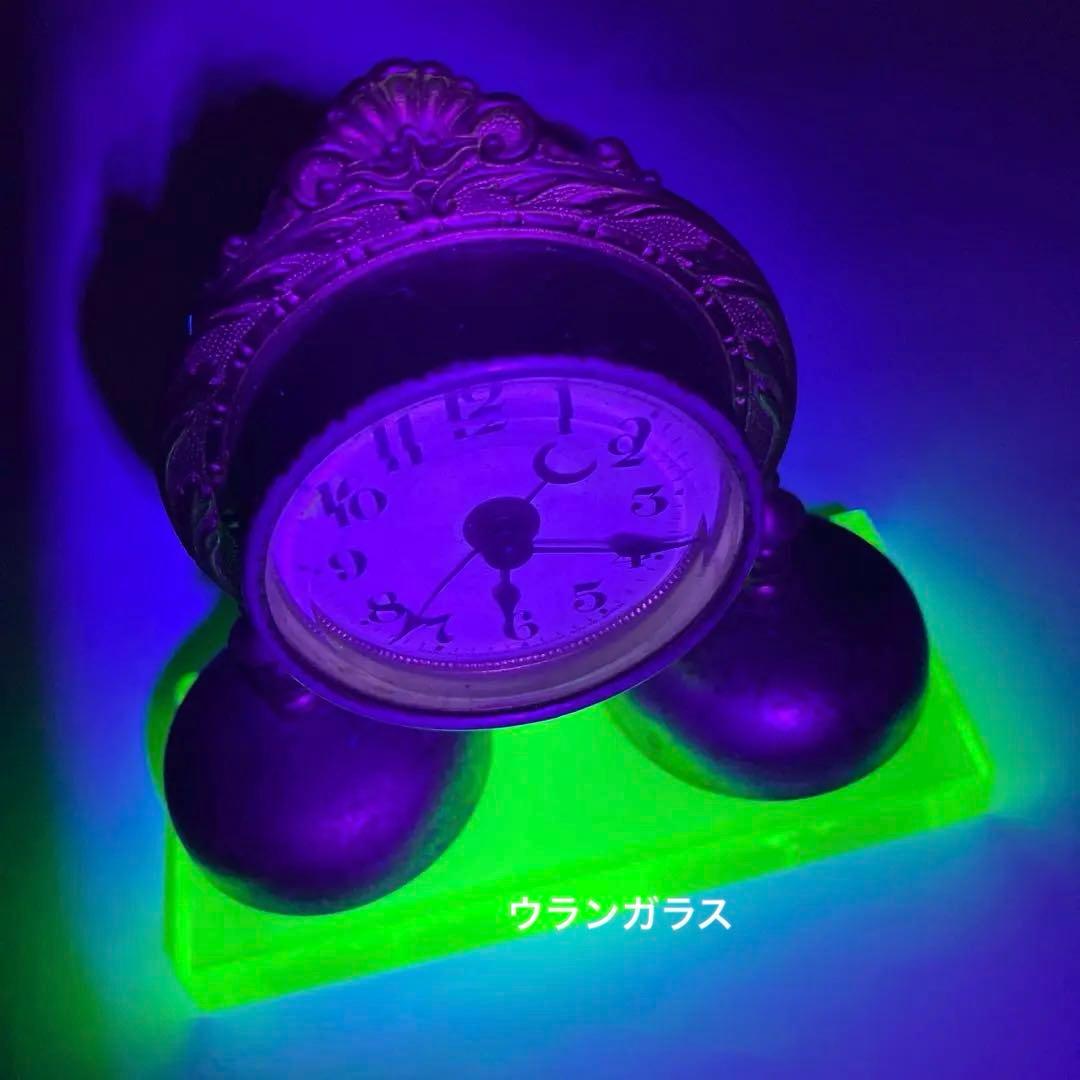 「精工舎」の大正時代のネジ巻き両鈴目覚時計 （硝子台はウランガラス）