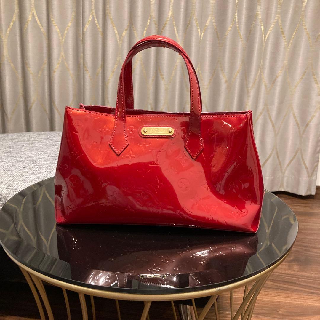 ルィヴィトン　赤 ハンドバッグ ロゴ入り