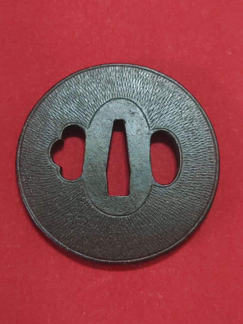 円形鍔　毛彫り　覆輪？　武具　ツバ　かわいい鍔　厚手つば　鉄製　刀装具