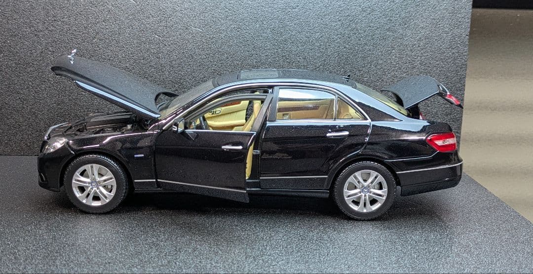 マイスト　maisto　1/18　メルセデスベンツ　Eクラス E-klass