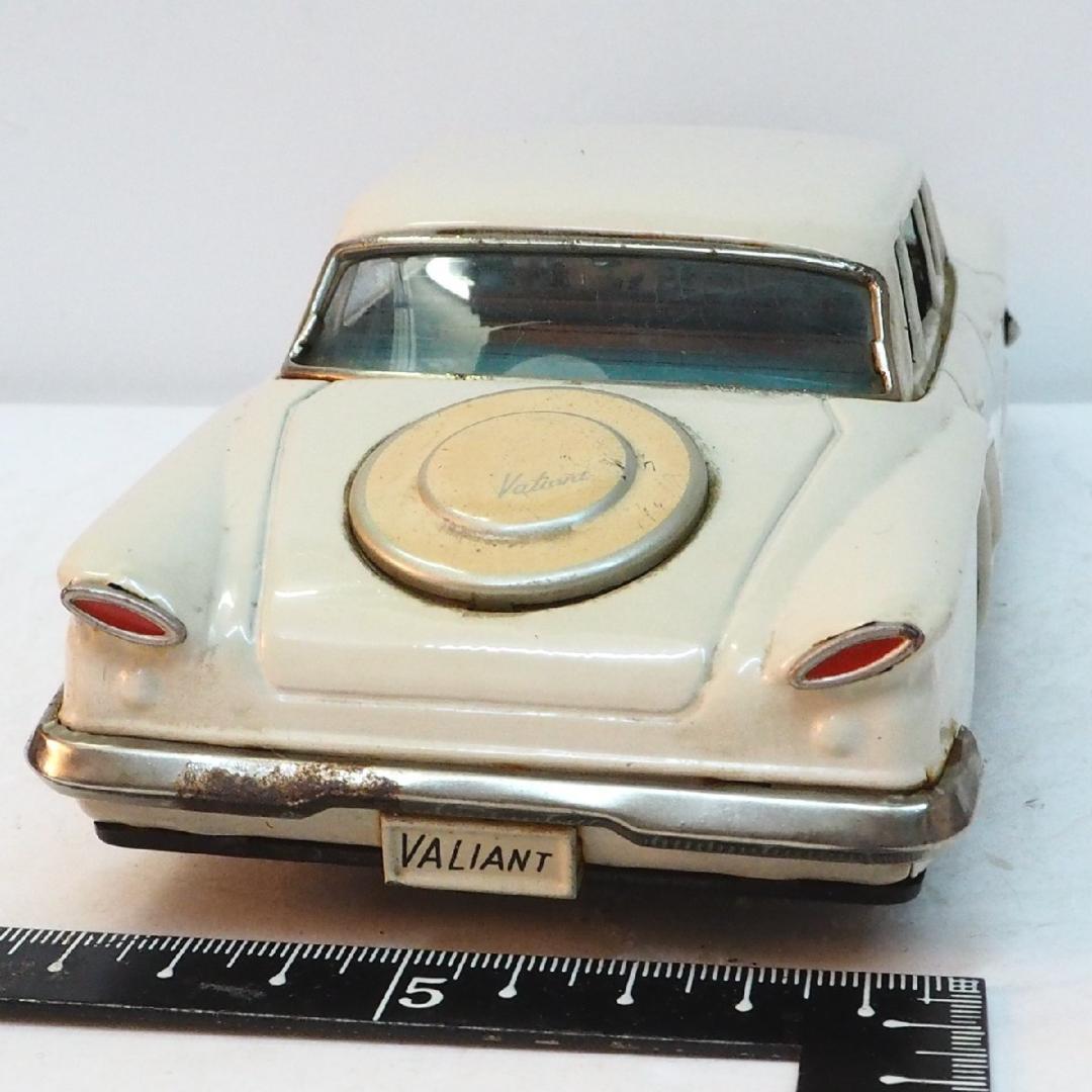 萬代屋【クライスラー バリアント セダン白】ブリキtin toy car【箱無】