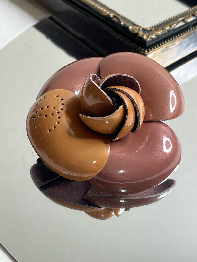 シャネルブローチ ブラウンレザー ケース付き 3EE80851661-0051