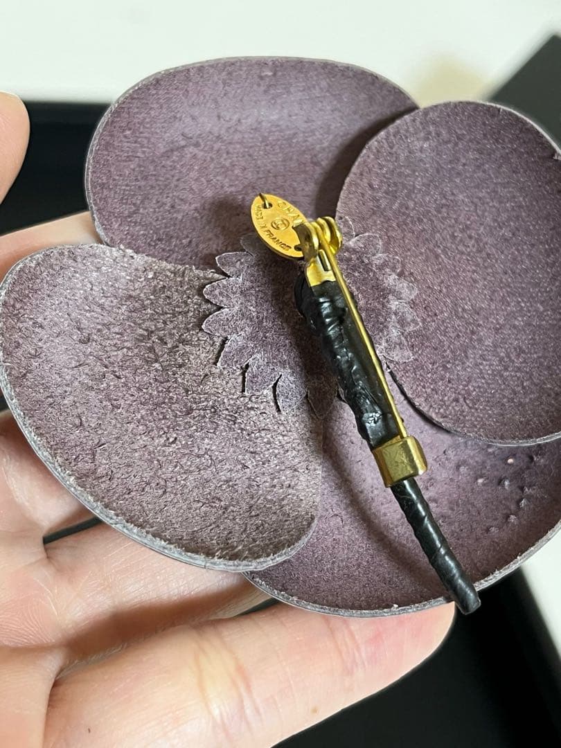 シャネルブローチ ブラウンレザー ケース付き 3EE80851661-0051