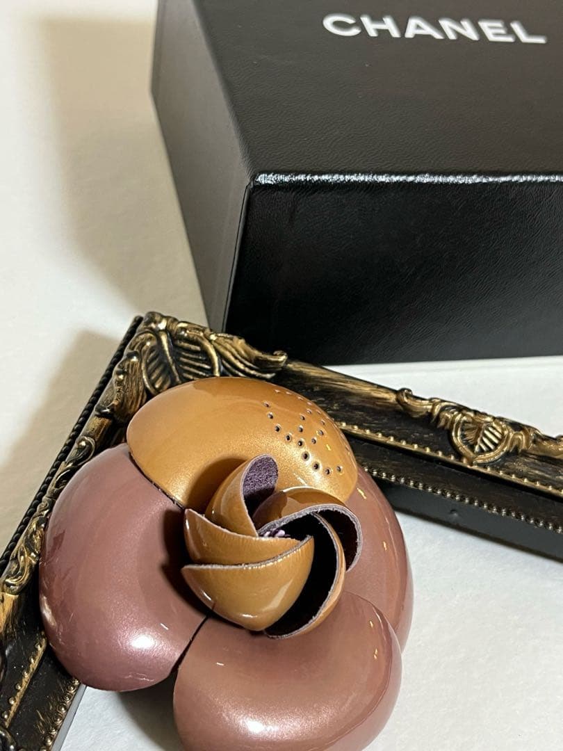 シャネルブローチ ブラウンレザー ケース付き 3EE80851661-0051