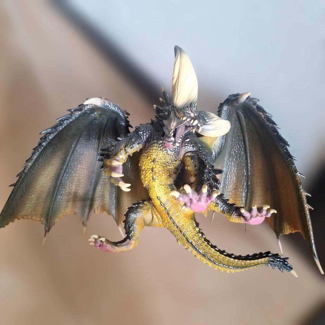 ドラゴンフィギュア 黒と黄色 約30cm