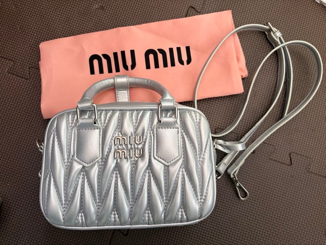 MIU MIU シルバーショルダーバッグ