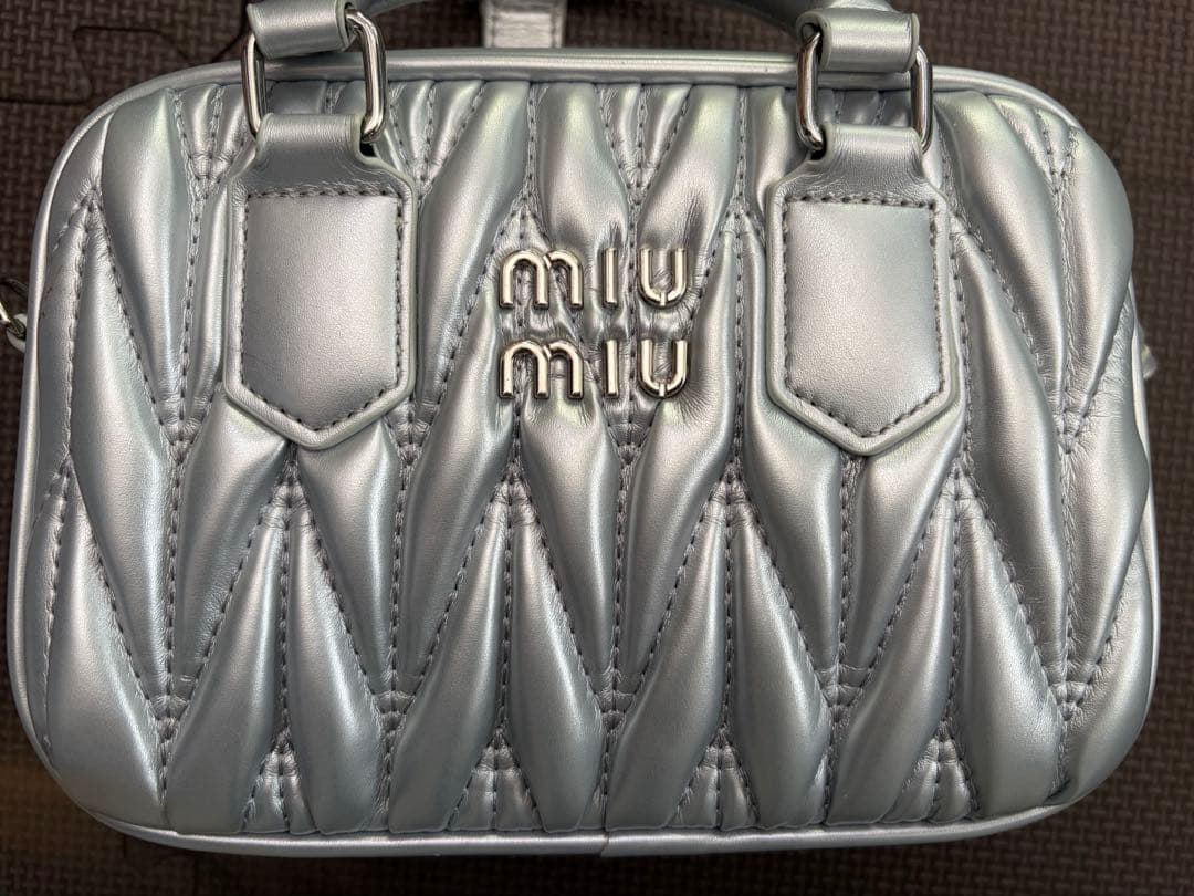 MIU MIU シルバーショルダーバッグ