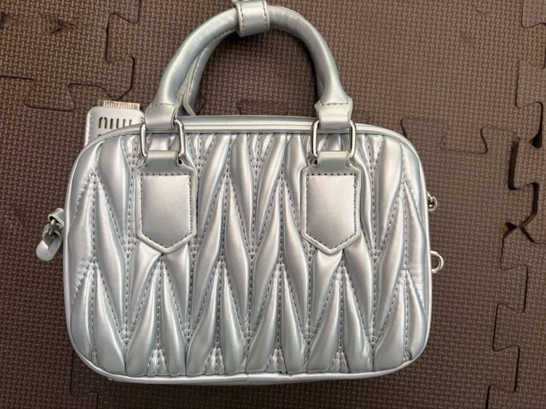 MIU MIU シルバーショルダーバッグ