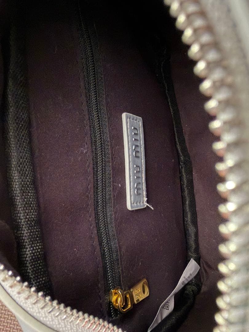 MIU MIU シルバーショルダーバッグ