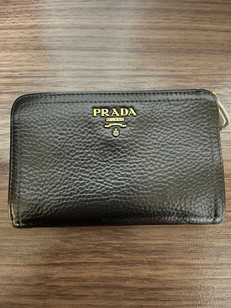 プラダ　二つ折り財布