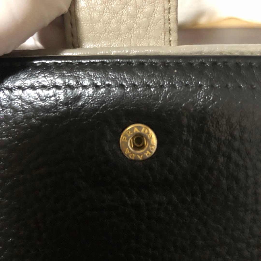 プラダ　二つ折り財布