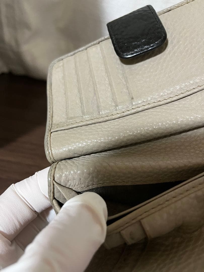プラダ　二つ折り財布