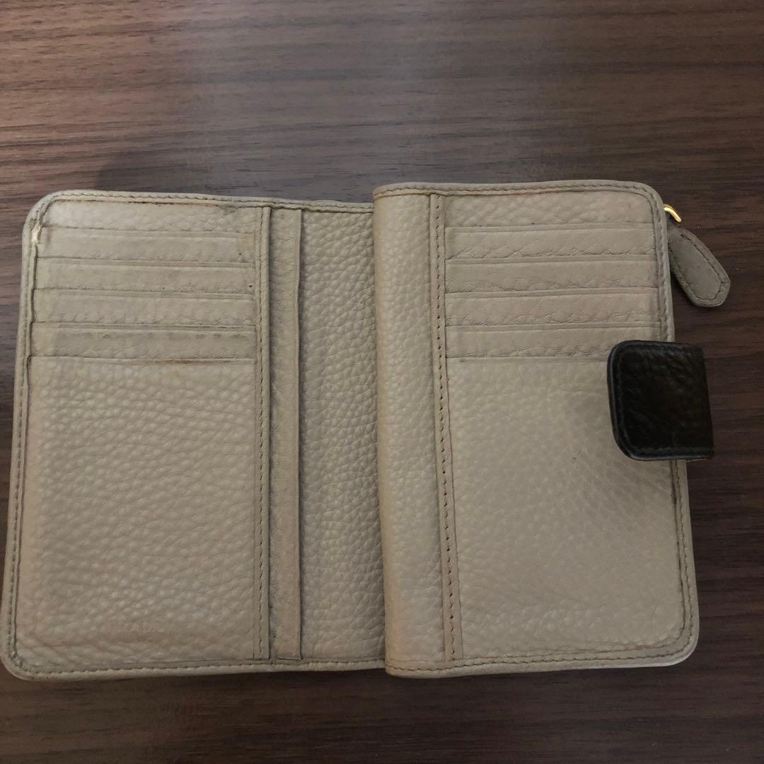 プラダ　二つ折り財布