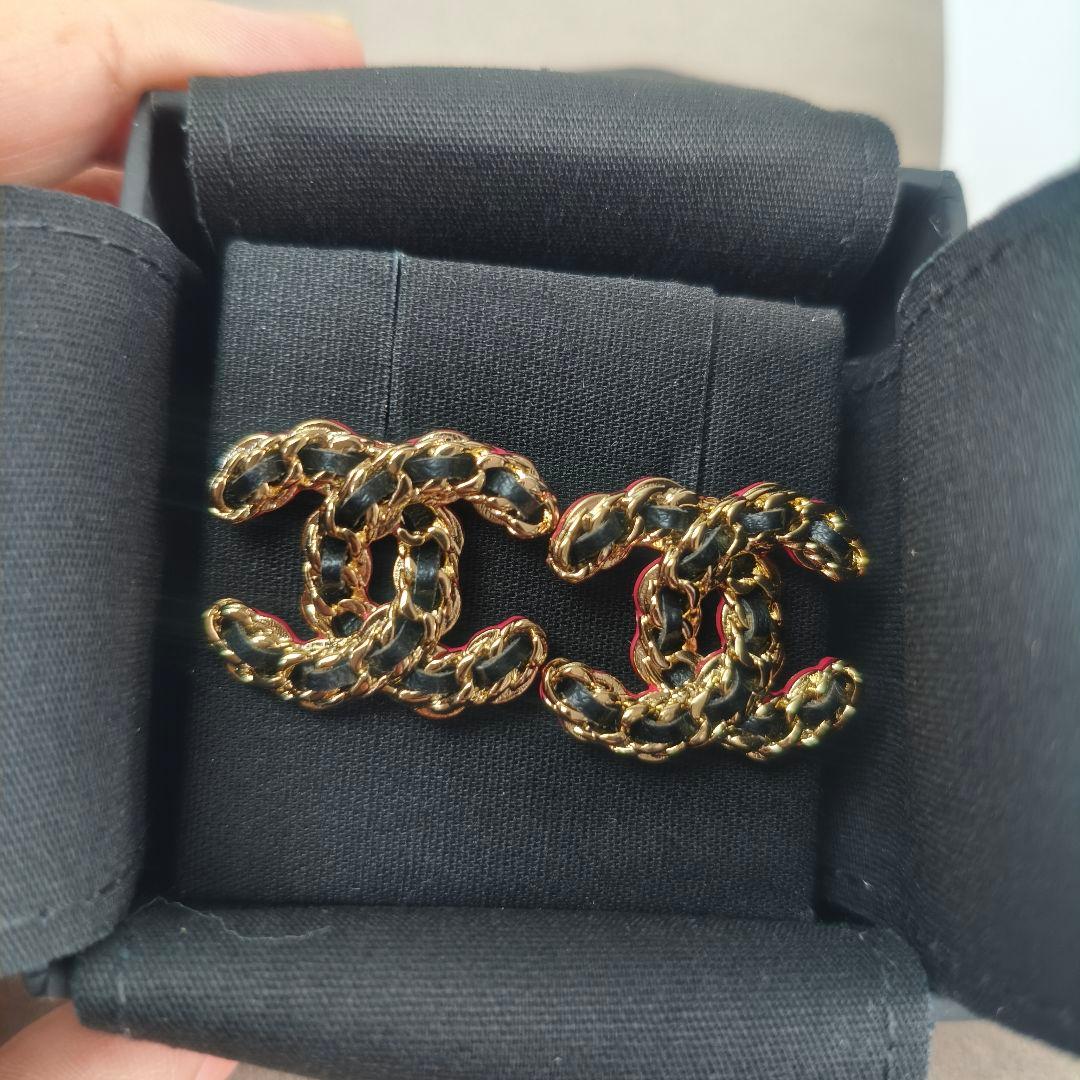 CCロゴ ゴールド ブラックラムスキン ピアス