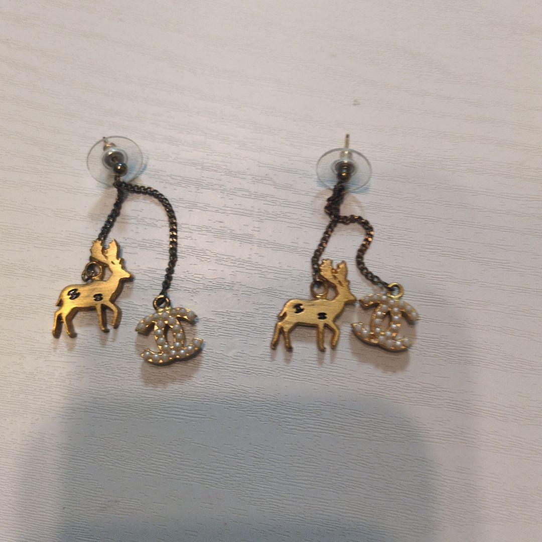 鹿とシャネルロゴのピアス