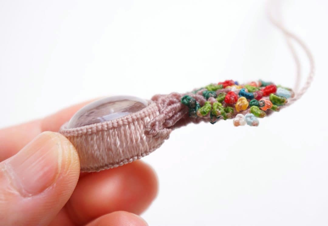 《何色にもなれるよ！》インドヒマラヤ産クリスタル　マクラメ　ネックレス