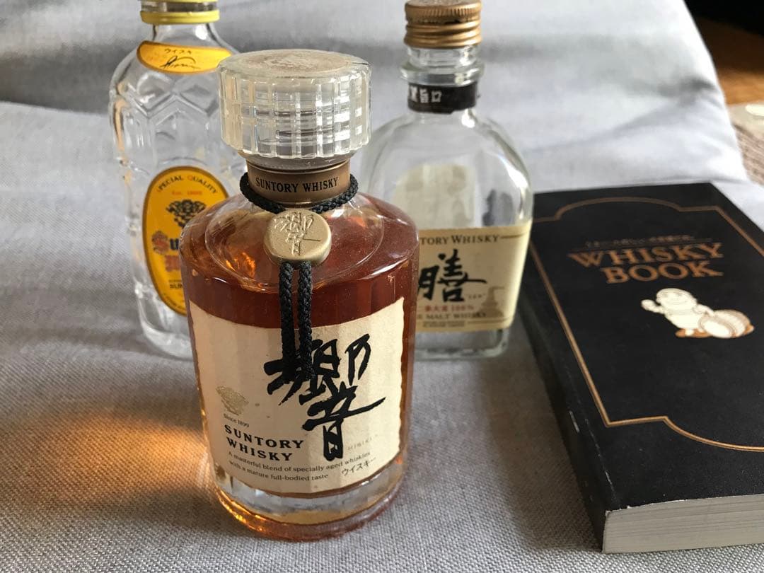 ベビー響　裏金ラベル　ノンエイジ？　と膳、角瓶の空きビン　およびウイスキーブック