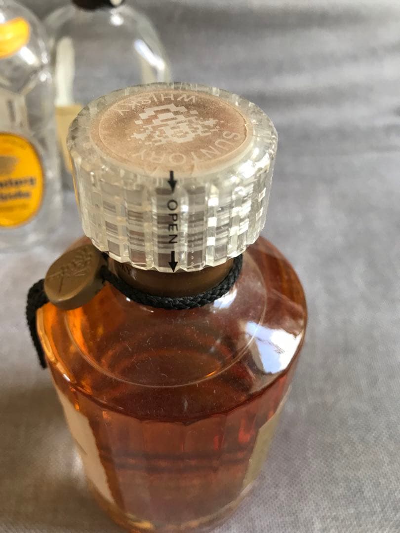 ベビー響　裏金ラベル　ノンエイジ？　と膳、角瓶の空きビン　およびウイスキーブック