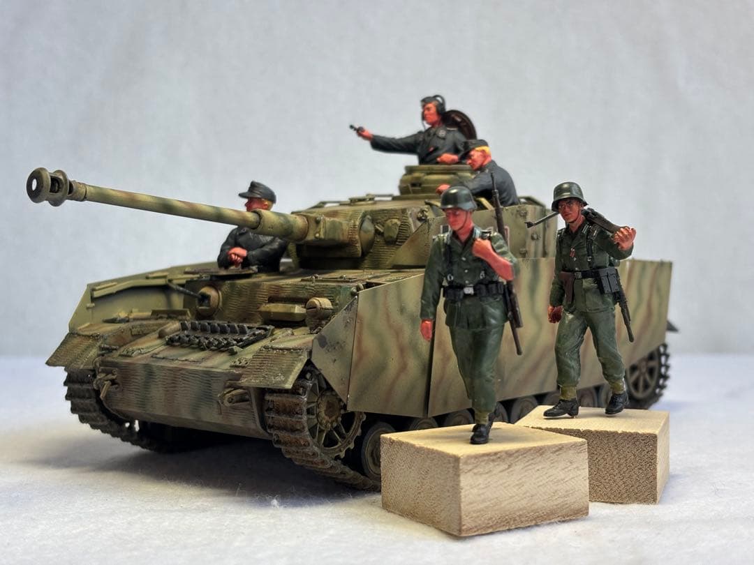 １／３５ドイツ軍４号戦車H型プラモデル完成品