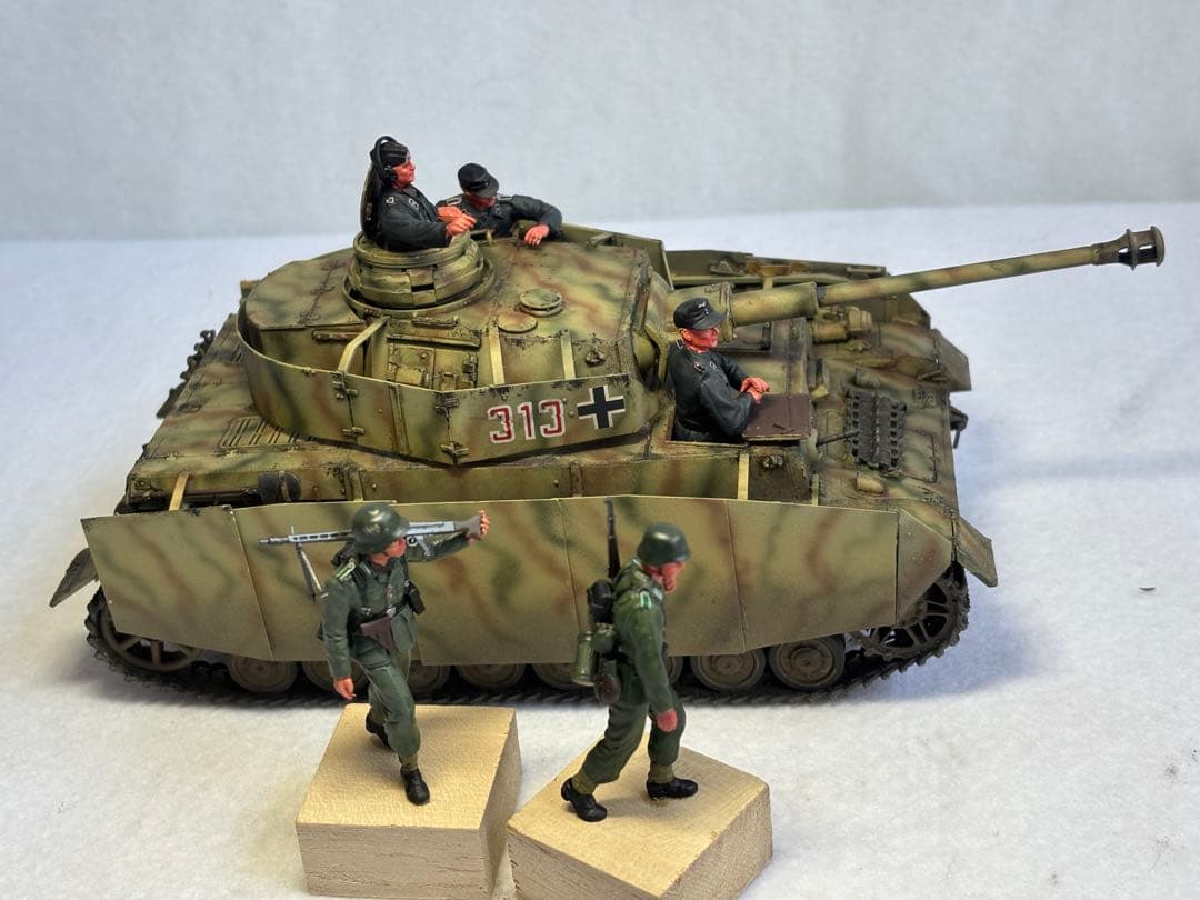 １／３５ドイツ軍４号戦車H型プラモデル完成品