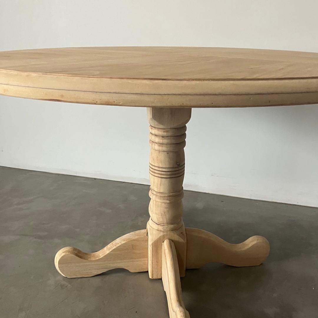 ナチュラルなラウンドテーブル