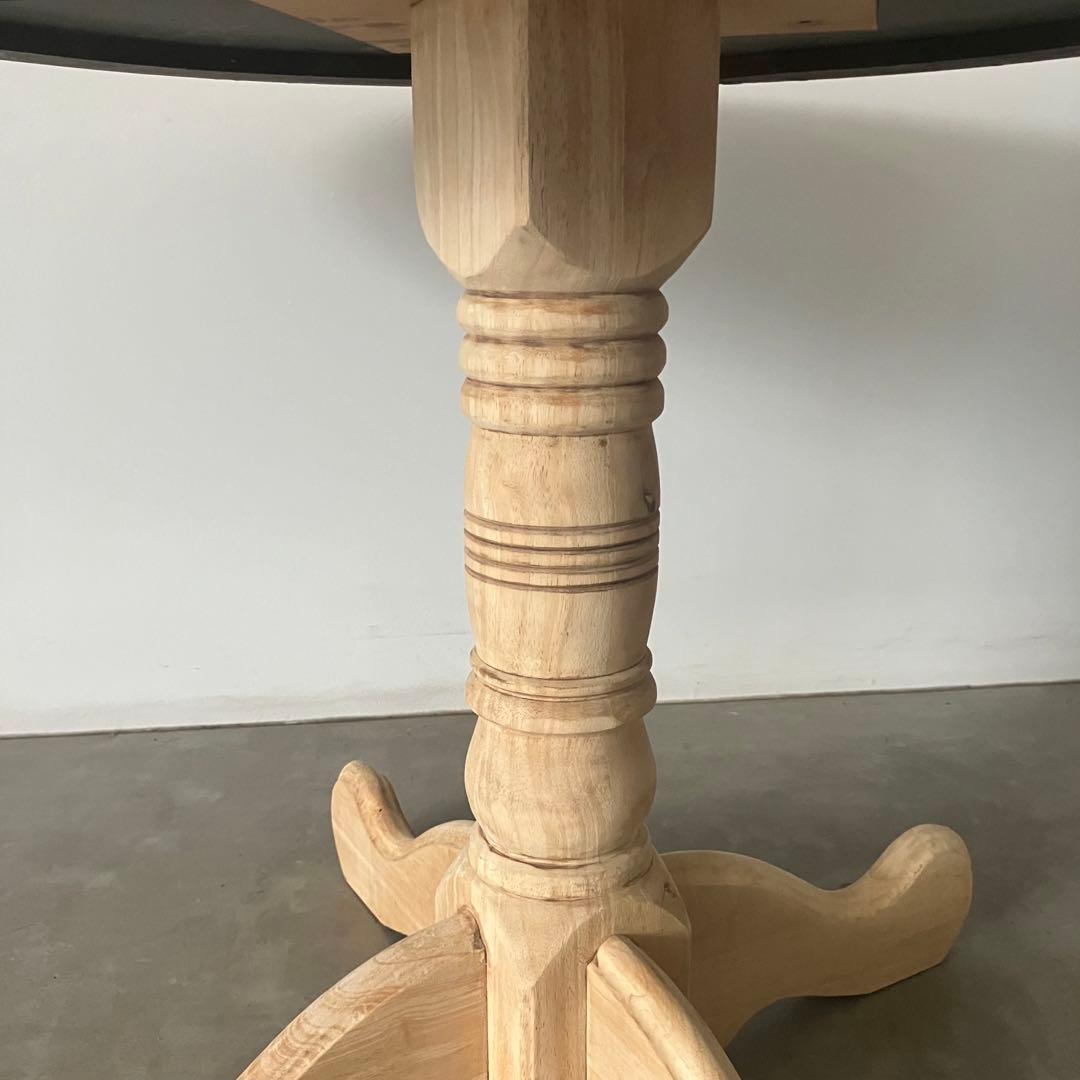 ナチュラルなラウンドテーブル