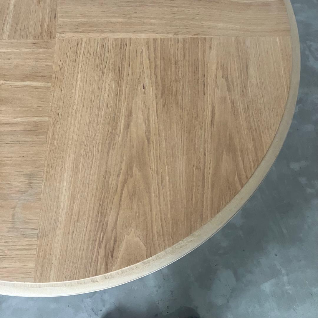 ナチュラルなラウンドテーブル