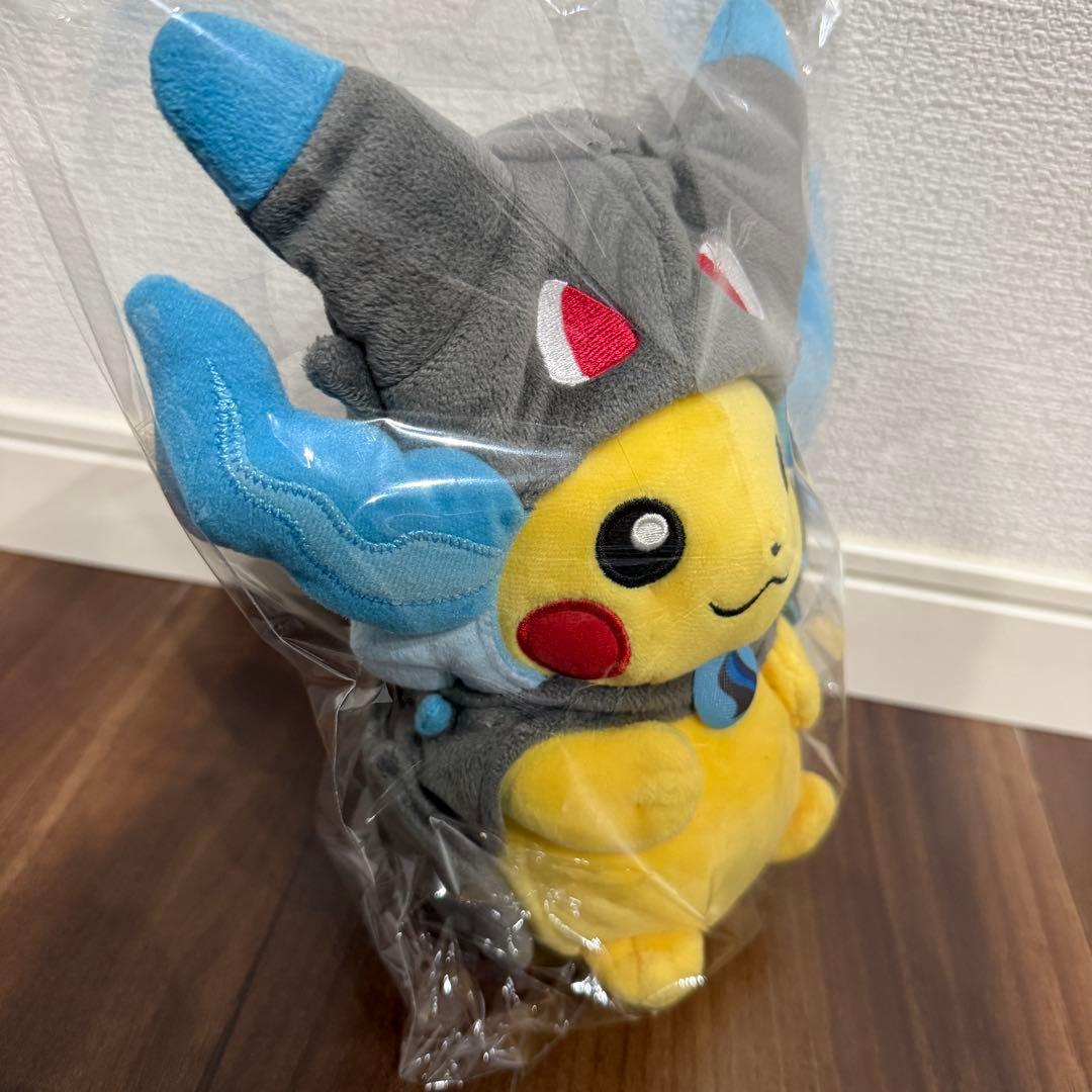 メガリザードンXのポンチョを着たピカチュウ ぬいぐるみ