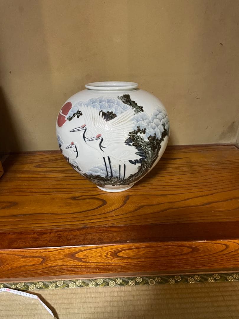 高麗白磁の象嵌（ぞうがん）壺　大壺 旭日鶴老松　象嵌壺　40x40