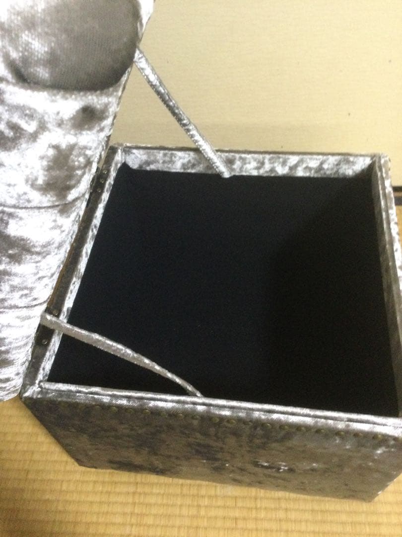 ジェニファーテイラー　シルバー ベルベット スクエアスツール　収納付き