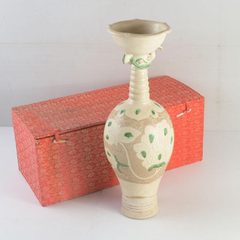 中国　遼白地緑彩刻花卉文　輪花口瓶　C　9243A