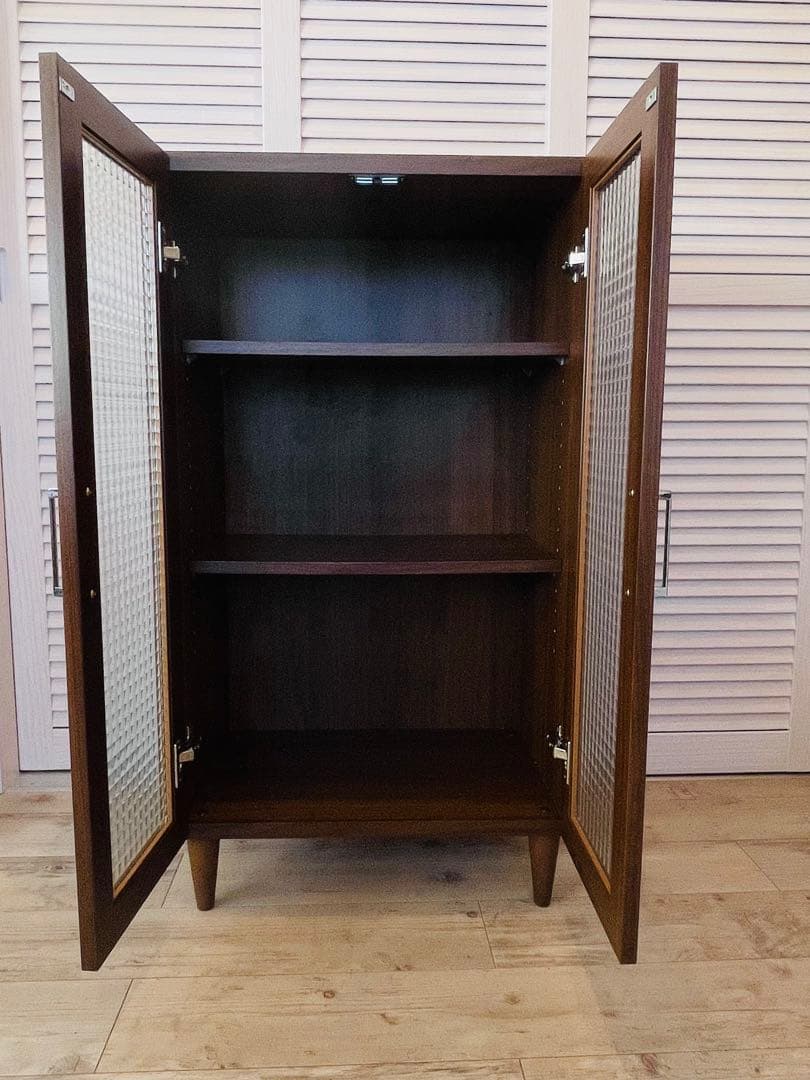 木製キャビネット・サイドボード＊チェッカー・ワッフルガラス扉 可動棚付き