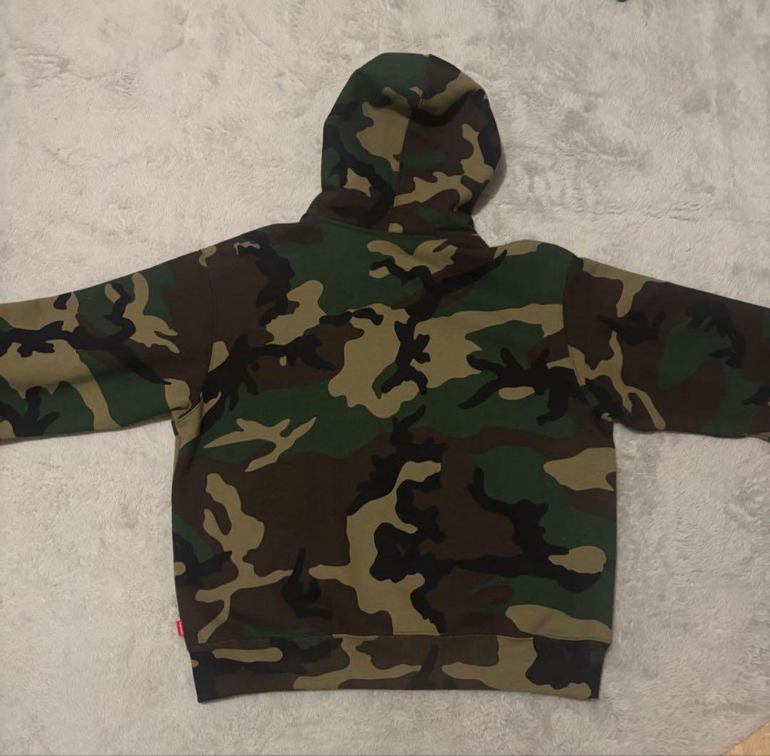 シュプリーム Sロゴジップアップ フーデッド ウッドランドカモ