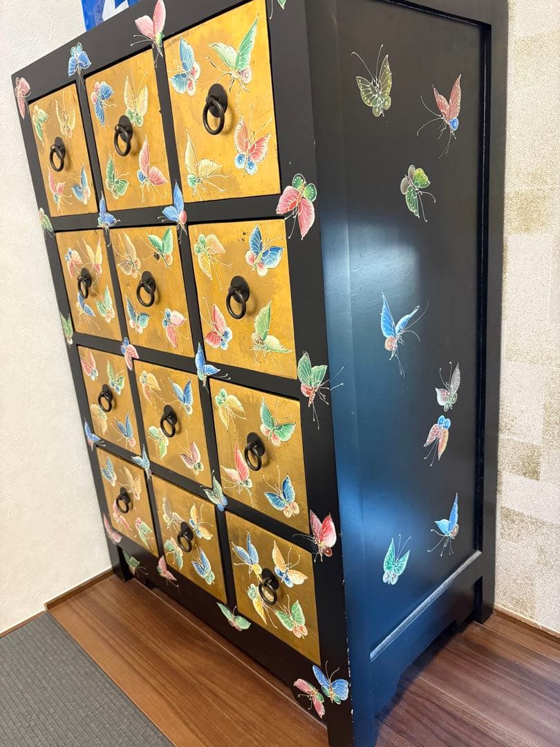 蝶の装飾が美しい収納棚