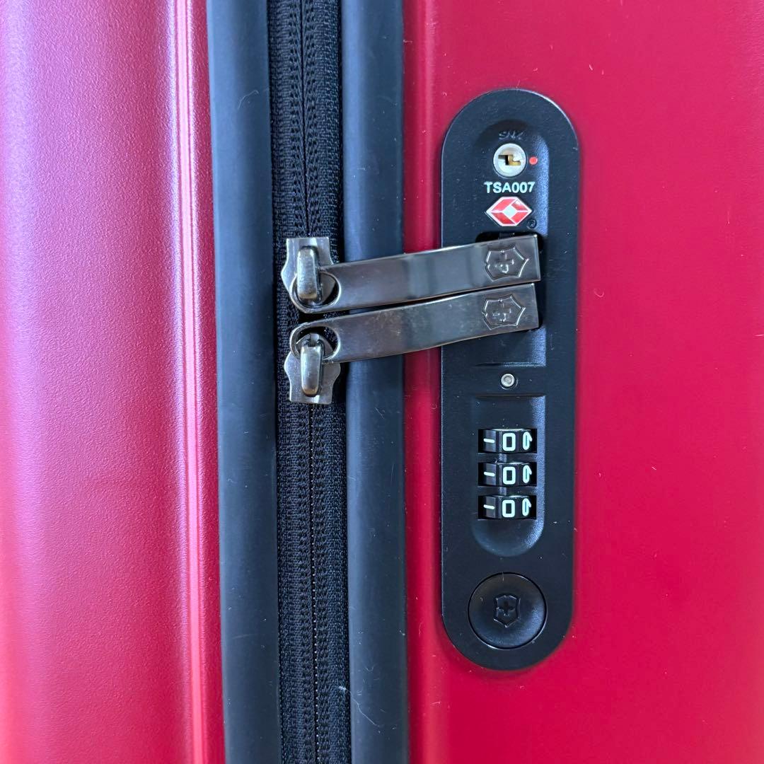 VICTORINOX キャリーケース　スーツケース　４輪　レッド　機内持ち込み
