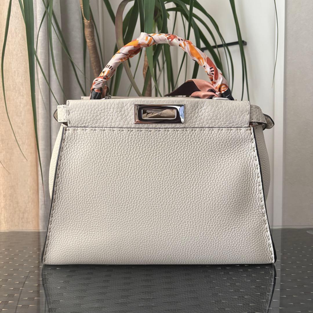 ラッピー付き FENDI フェンディ　ピーカブー セレリア　ミディアム