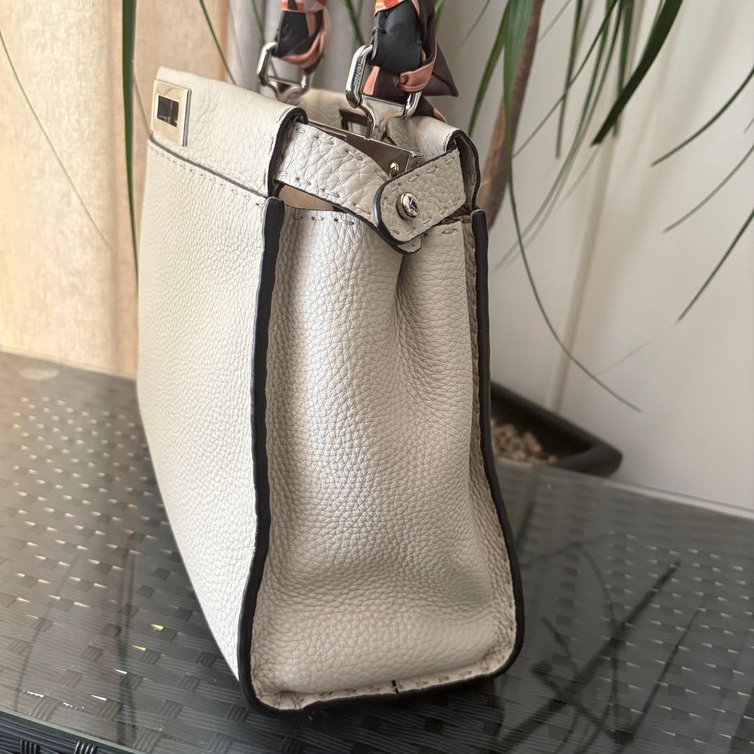 ラッピー付き FENDI フェンディ　ピーカブー セレリア　ミディアム