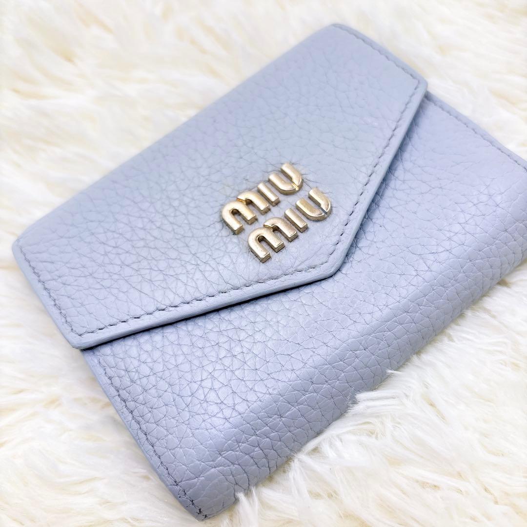 現行♡ミュウミュウ 三つ折り財布 ヴィッテロダイノレザー コーンフラワーブルー