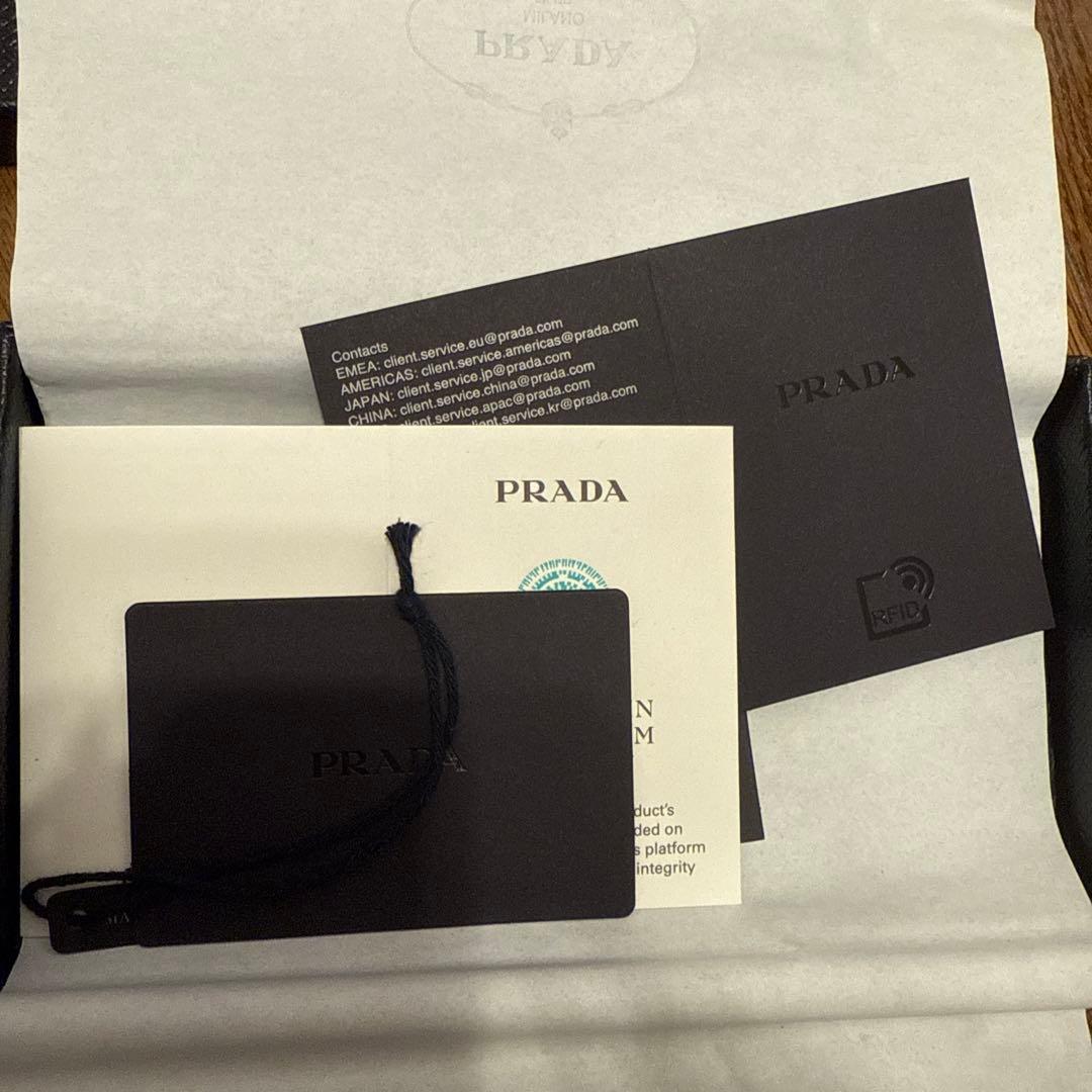 PRADA iPhone16pro ライトブルー　サフィアーノ