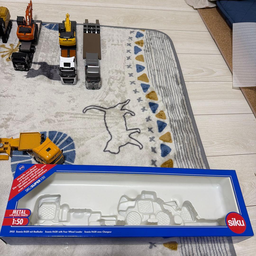 スカニア トラック sikuトレーラー 重機付き1/50お値引き可