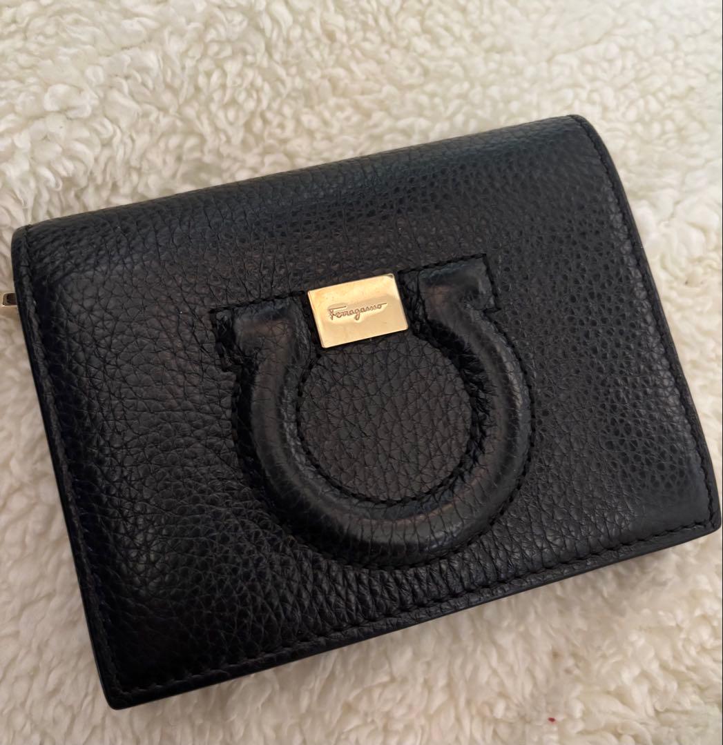 Salvatore Ferragamo ブラック 二つ折り財布　コンパクト