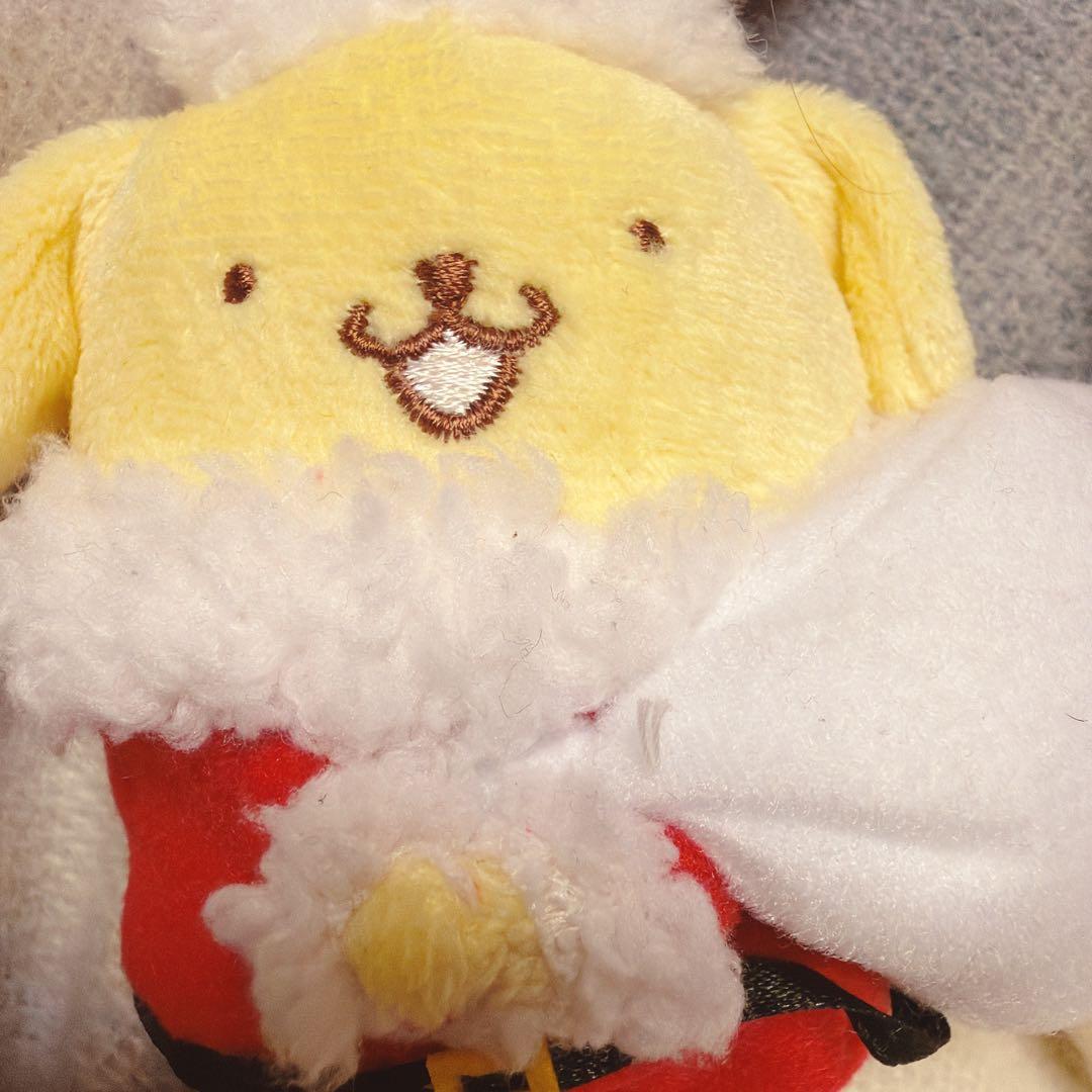 ポムポムプリンカフェ　マスコット　プレゼント持ったサンタ