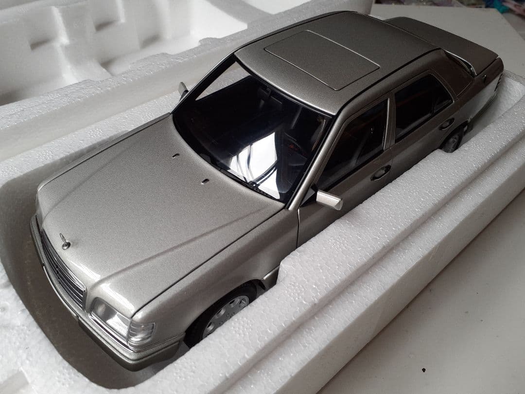 絶版　オートアート　メルセデス・ベンツ　E320　1/18