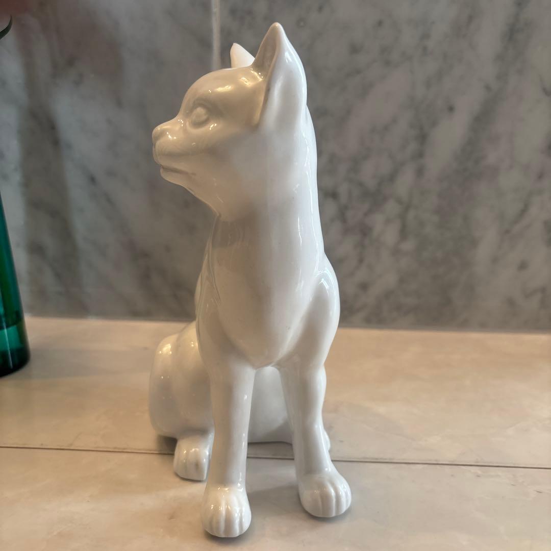 アンティーク妖艶な瞳や猫背が美しく存在感抜群の白磁の猫