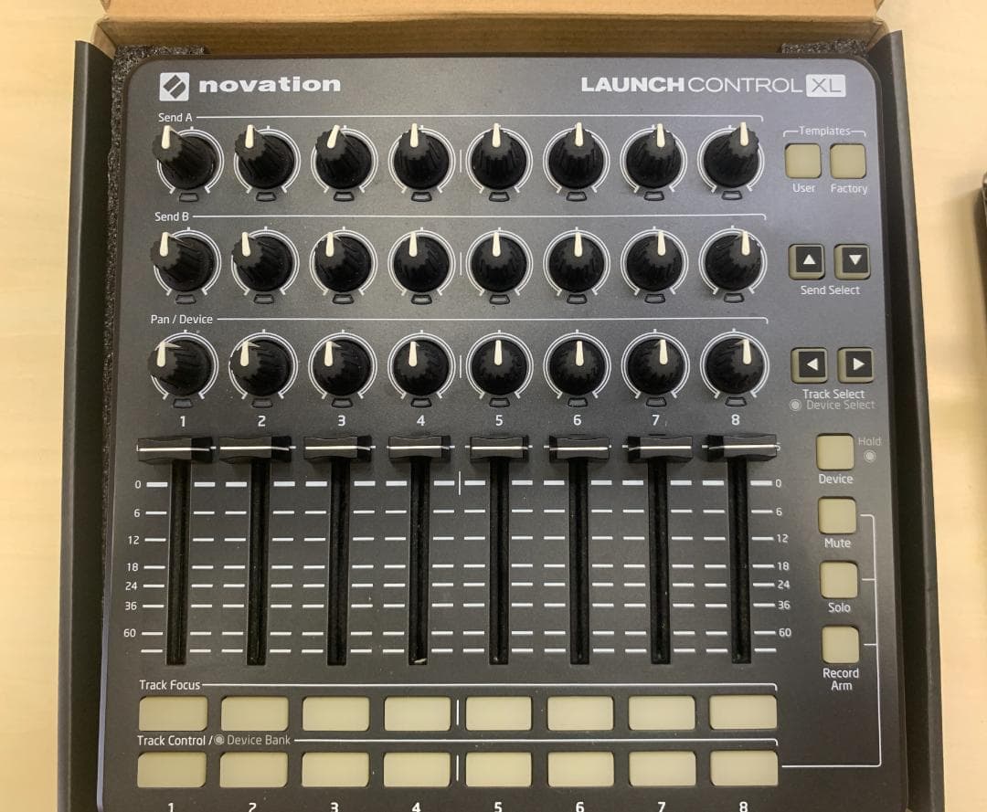 Novation Launch Control XL MK2 コントローラー
